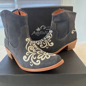 Agave Sky Women’s Size 7 Ankle Boots with Cream Embroidery